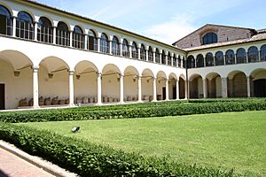 Archivo:IMG 1066 - Perugia - Museo archeologico - Chiostro - 7 ago 2006 - Foto G. Dall'Orto