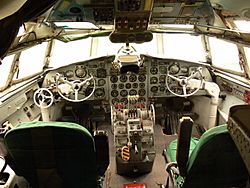 Archivo:Il-18 cockpit - Malev Hungarian Airlines