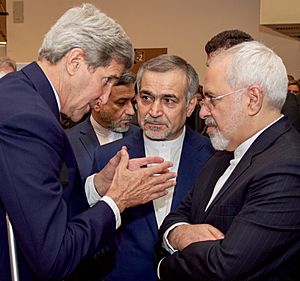 Archivo:John Kerry Speaks With Hossein Fereydoun and Javad Zarif before Press conference in Vienna (19663913956) cropped