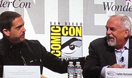 Archivo:Lee Unkrich & John Ratzenberger at WonderCon 2010 4