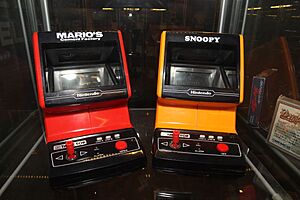 Archivo:Mario's cement factory and Snoopy Game & Watch tabletop Tietokonemuseo