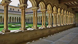 Archivo:Monasterio cisterciense de San Andrés de Arroyo. Claustro