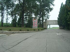 Archivo:North Korean DMZ entrance gate