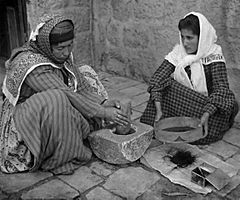 Archivo:Palestinian women grinding coffee beans