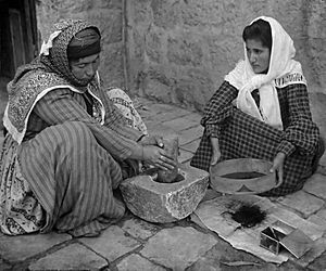 Archivo:Palestinian women grinding coffee beans