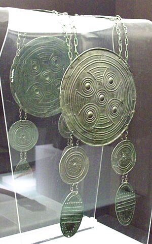 Archivo:Pectoral celtíbero de Anguita (M.A.N. Inv.1940-27-AA-314) 01