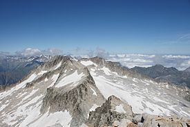 Pico de Corones and other peaks seen from Aneto.JPG
