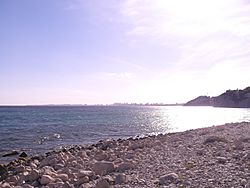 Archivo:Playa de la Coveta Fumá, se puede apreciar la costa de Alicante