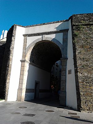 Archivo:Puerta de la Muralla Romana de Lugo 2012