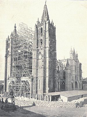 Archivo:Restauración fachada oeste Catedral de León
