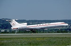 Archivo:TAROM Tupolev Tu-154B-1 Marmet May 1985