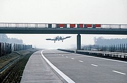 Archivo:Thunderbold II A10 landing on autobahn 1984 DoD DF-ST-84-09440