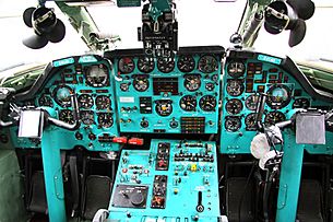 Archivo:Tu-134UBL cockpit