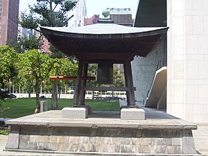 Archivo:UN Japanese Peace Bell 2