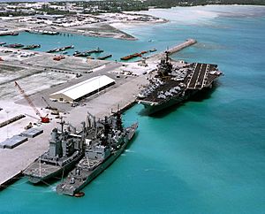 Archivo:USS Saratoga (CV-60), USS Scott (DDG-995) and USS Monongahela (AO-178) at Diego Garcia on 16 December 1985