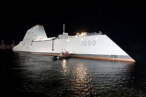Archivo:USS Zumwalt (DDG-1000) at night