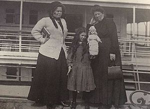 Archivo:Unknown woman, Eva and Esther Hart returning to England after the sinking of the Titanic