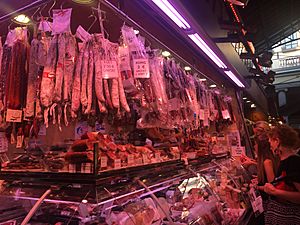 Archivo:Venda de fuet en el mercat de la Boquería, Barcelona