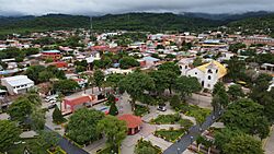 Vista de dron de la Plaza 20 de Agosto de Caraparí - Gran Chaco, Bolivia.jpg