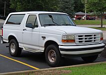 1995 Ford Bronco XLT with Exterior Sport Package, front right, 08-10-2022