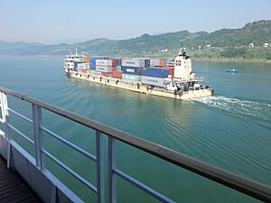 Archivo:A container carrier on yangtze