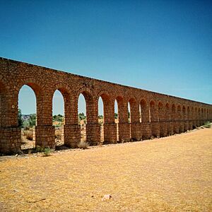 Archivo:Acueducto de Catalina