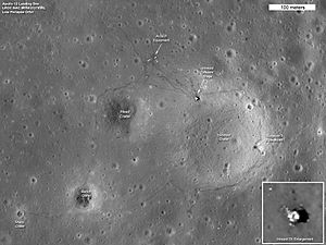 Archivo:Apollo 12 landing site imaged by LRO, 2011
