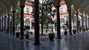 Archivo:Ayuntamiento de Granada. Patio