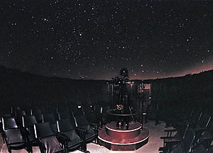 Archivo:Belgrade Planetarium theatre night