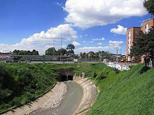 Archivo:Bogotá - Estación Ciudad Jardín y río Fucha