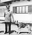 Bundesarchiv B 145 Bild-F051673-0059, Adolf Hitler und Blondi auf dem Berghof