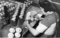 Bundesarchiv Bild 183-2005-0701-516, Seiffen, Bemalen von Räuchermännchen