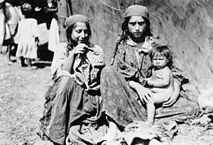 Archivo:Bundesarchiv Bild 183-R02017, Sinti und Roma-Frauen mit unbekleidetem Kind