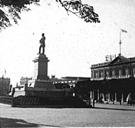 C44f443. Monumento a Suaréz en plaza Independencia