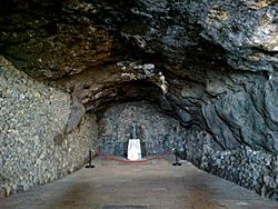 Archivo:Canaries Tenerife Candelaria Punta San Blas Ermita Cueva - panoramio