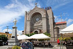 CatedraldeMatehualaymonumentoaJuarez.jpg