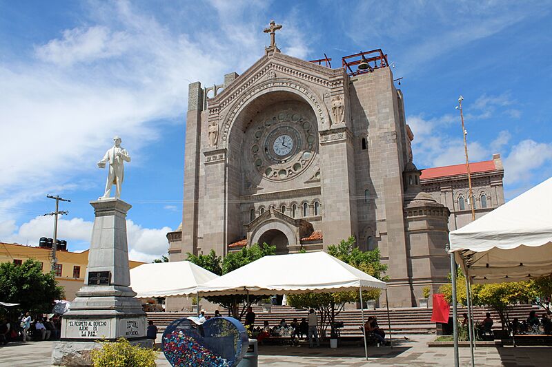 CatedraldeMatehualaymonumentoaJuarez