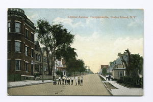 Archivo:Central Avenue, Tompkinsville, Staten Island, N.Y. (residential street with row homes and interesting 3-story brick apt.- building; people walking on street and ten children posed in a line in street) (NYPL b15279351-105105)f