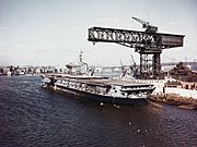 Archivo:Commissioning of USS Franklin D. Roosevelt (CVB-42) at the Brooklyn Navy Yard on 27 October 1945