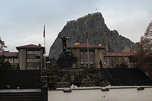 Cumhuriyet Meydanı ve Utku Anıtı.jpg