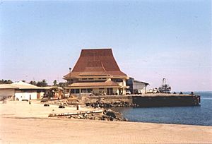 Archivo:Dili harbour - buildings with roofs in traditional timorese style