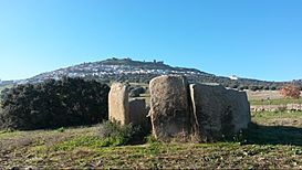 Dolmen y castillo de Magacela.jpg