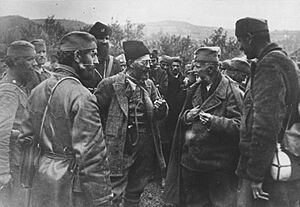 Archivo:Draža confers with his men