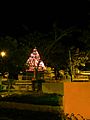 El árbol de navidad al fondo, la parroquia San Caralampio.
