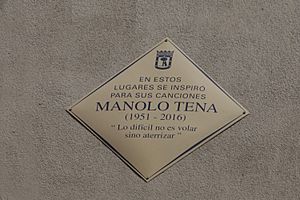El Ayuntamiento recuerda a Manolo Tena con una placa en Lavapiés 01.jpg