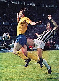 Archivo:European Cup 1972-73 - Juventus v Derby County - John McGovern & Franco Causio