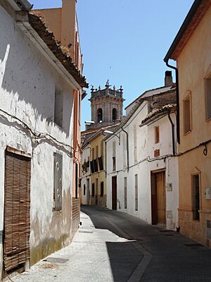 Archivo:Font de la Figuera. Carrer de Sant Cristòfol i església