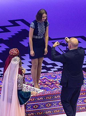 Archivo:GM Muzychuk Anna receives her medal (29287140714) (cropped)