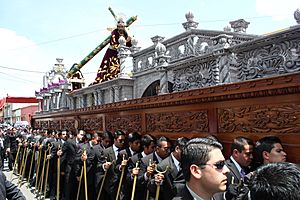 Archivo:Guatemala City, Semana Santa procession (15339136173)