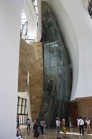 Archivo:Guggenheim Museum interior, Bilbao, July 2010 (06)